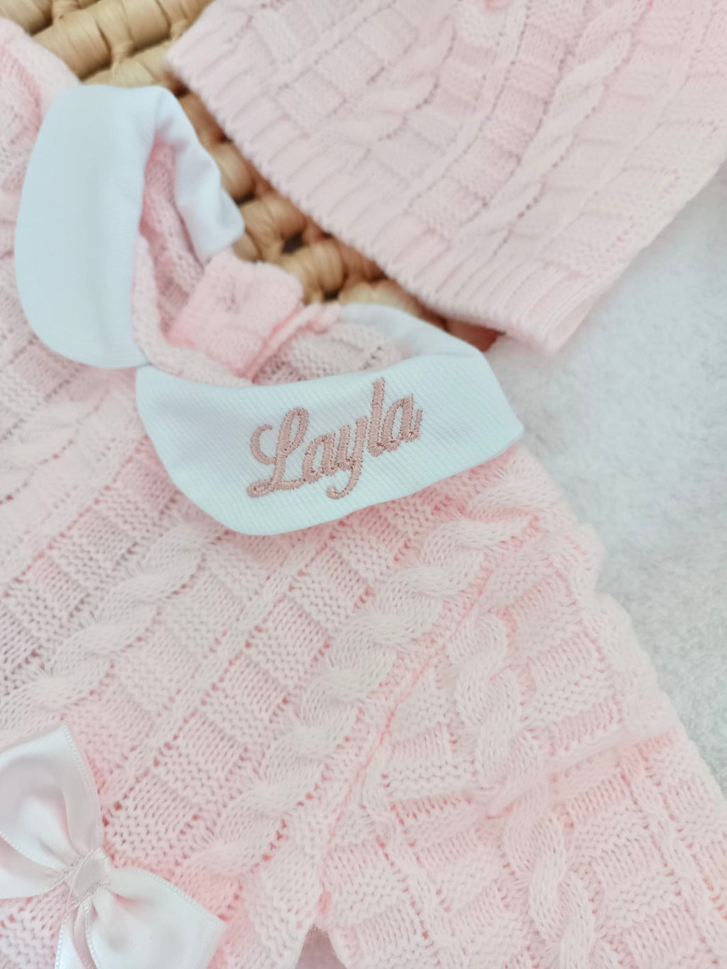 Ensemble complet naissance rose 0/3 mois avec torsade + noeud satiné