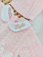Ensemble complet naissance rose 0/3 mois avec torsade + noeud satiné