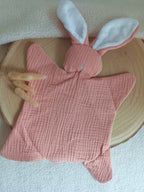 Doudou lapin avec oreilles polaire blanche en gaze de coton terracotta