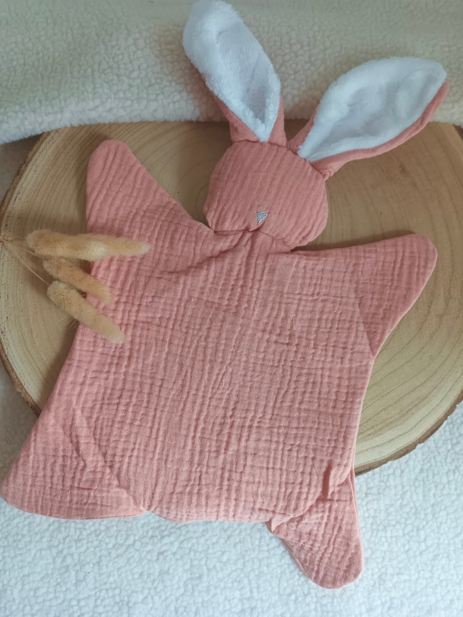 Doudou lapin avec oreilles polaire blanche en gaze de coton terracotta