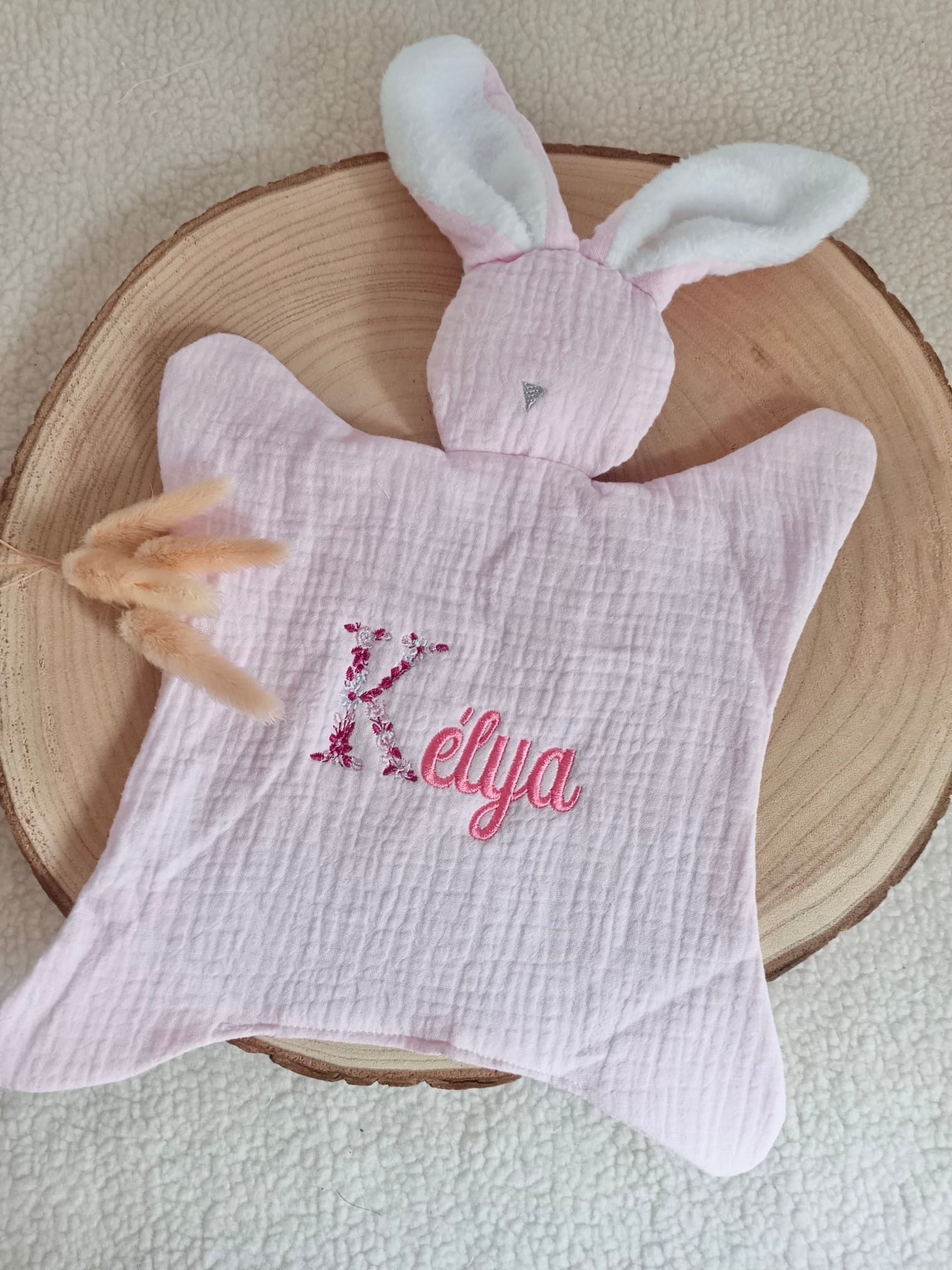 Doudou lapin avec oreilles polaire blanche gaze de coton rose