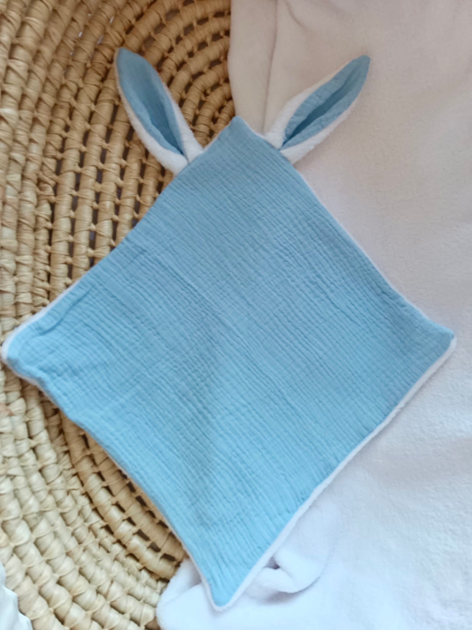 Doudou lange gaze de coton et polaire - bleu ciel- personnalisable -