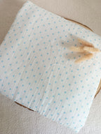Couverture en gaze de coton blanc et polaire avec cœurs bleu ciel - personnalisable -