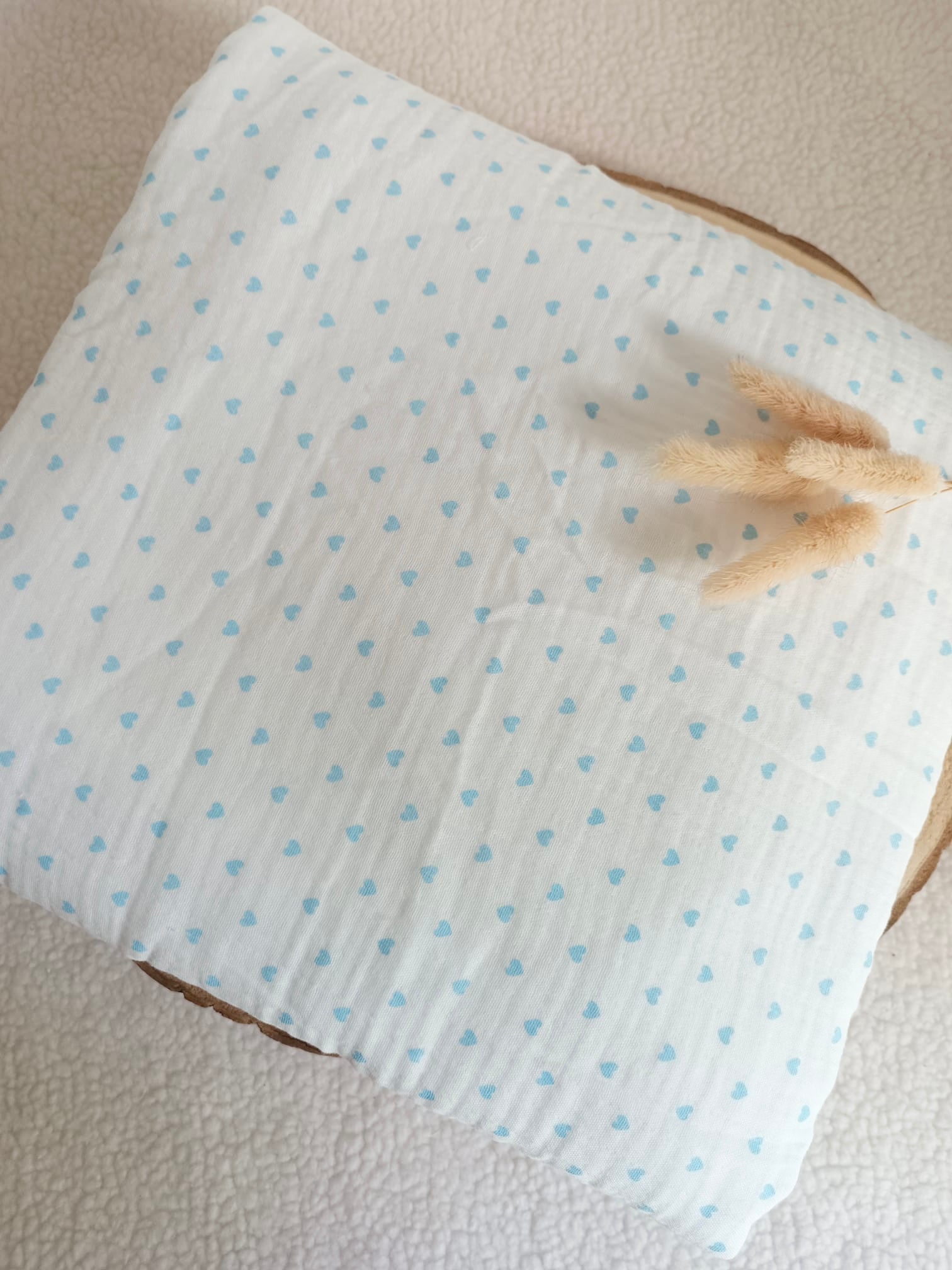 Couverture en gaze de coton blanc et polaire avec cœurs bleu ciel - personnalisable -