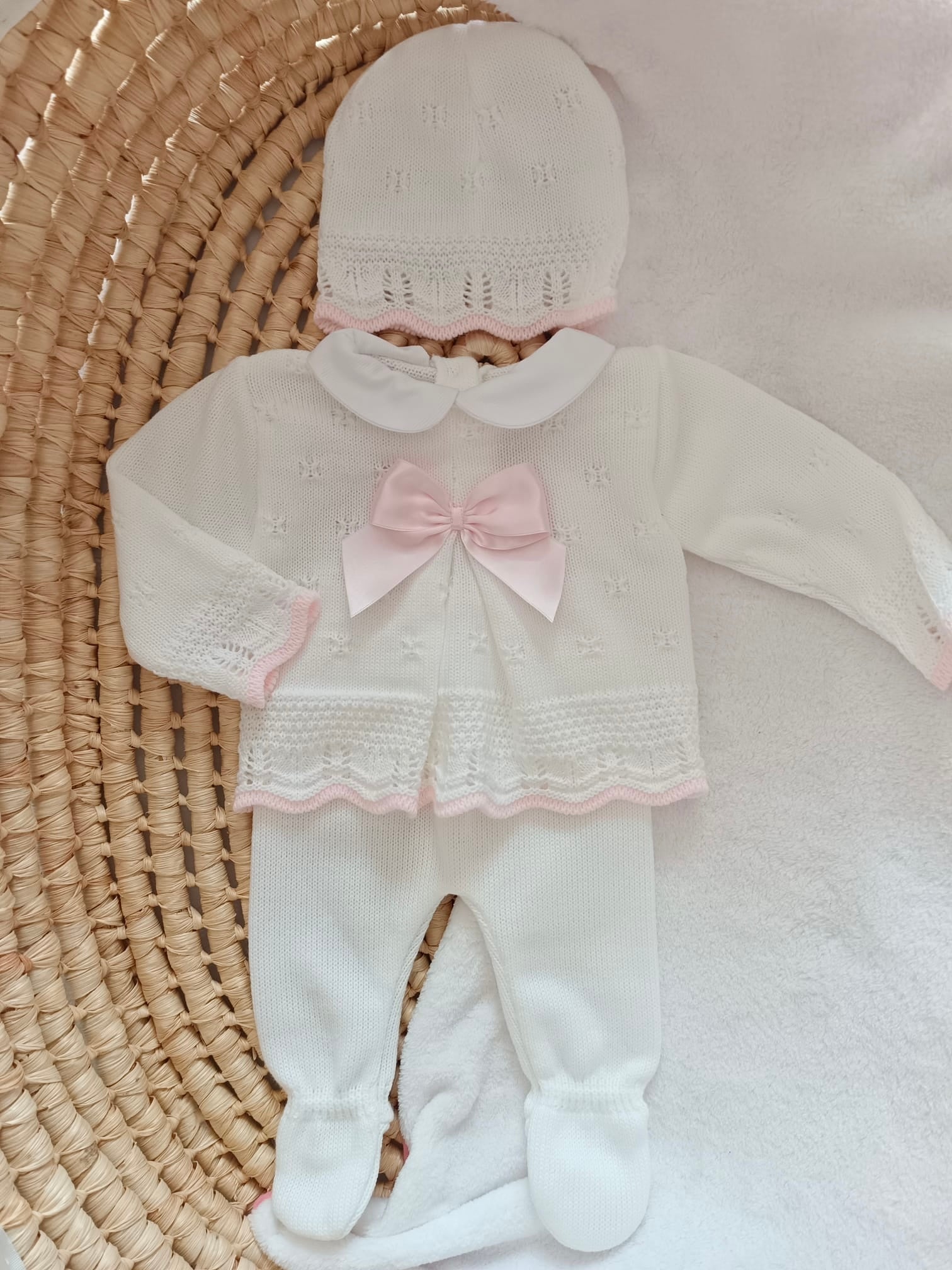 Ensemble complet blanc/ rose avec nœud satiné rose 0/3 mois