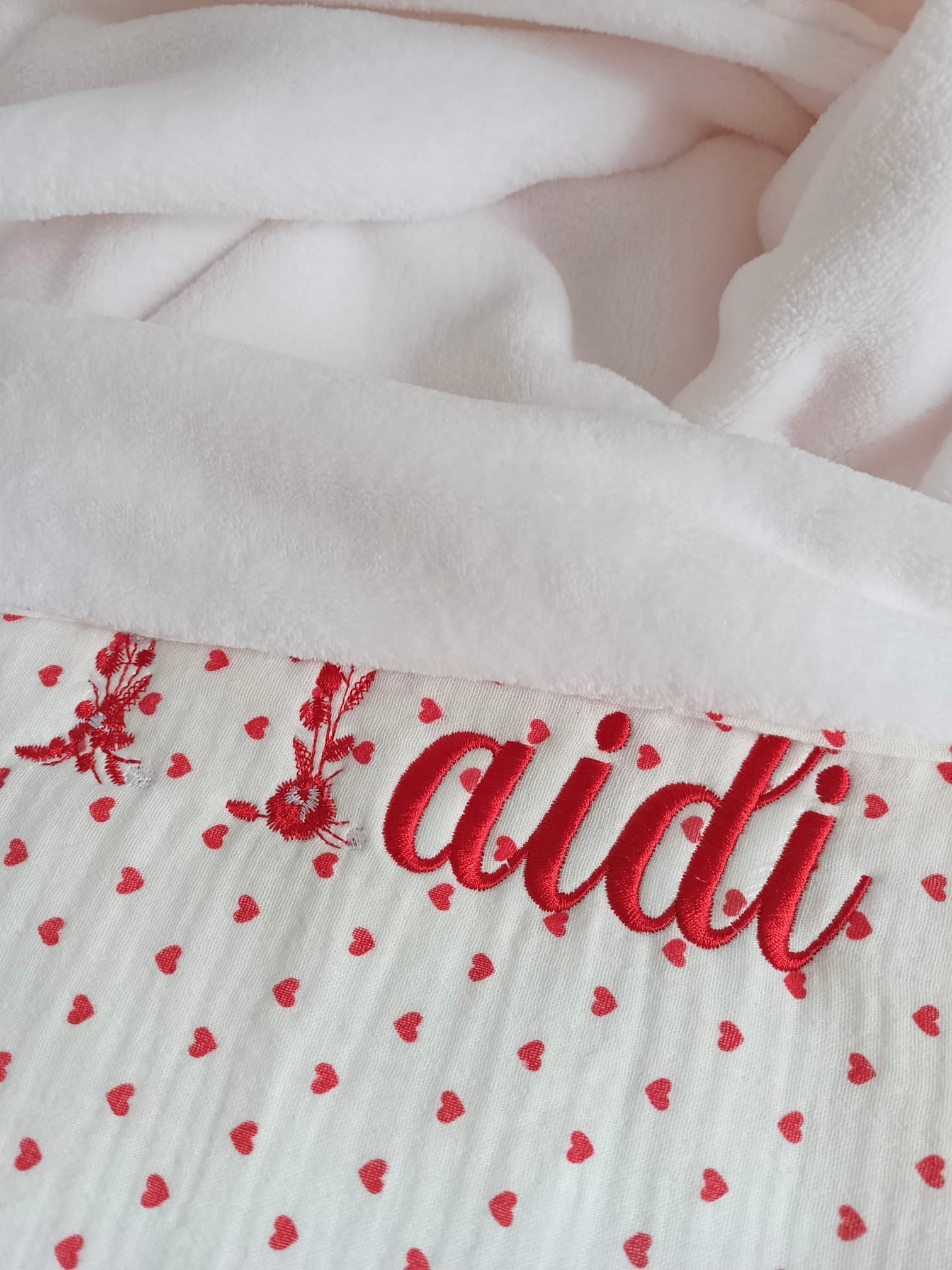 Couverture en gaze de coton blanc et polaire avec cœurs rouge - personnalisable -