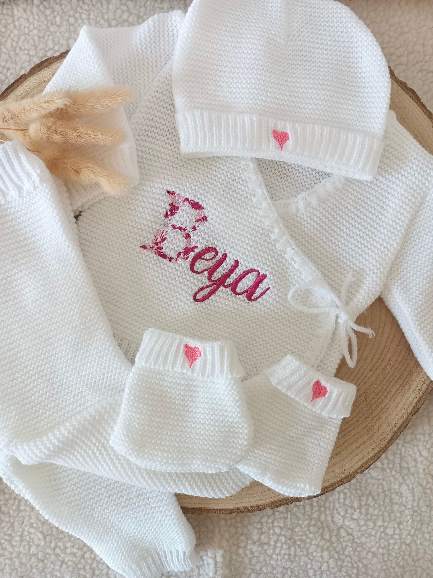 Tenue naissance blanc 0/3 mois - avec Lettre Fleuries à personnaliser + coeurs - personnalisable -