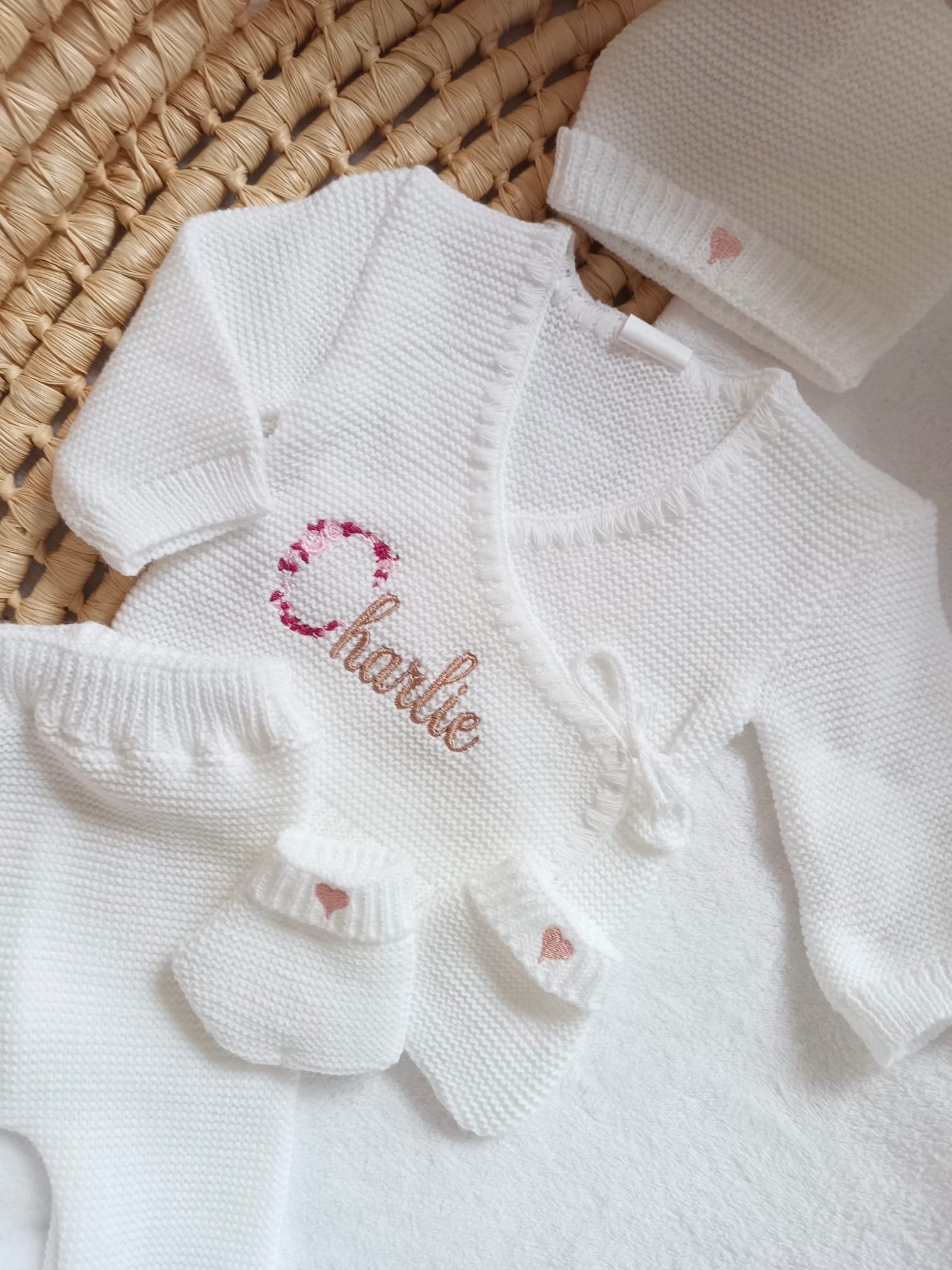 Tenue naissance blanc 0/3 mois - avec Lettre Fleuries à personnaliser + coeurs - personnalisable -