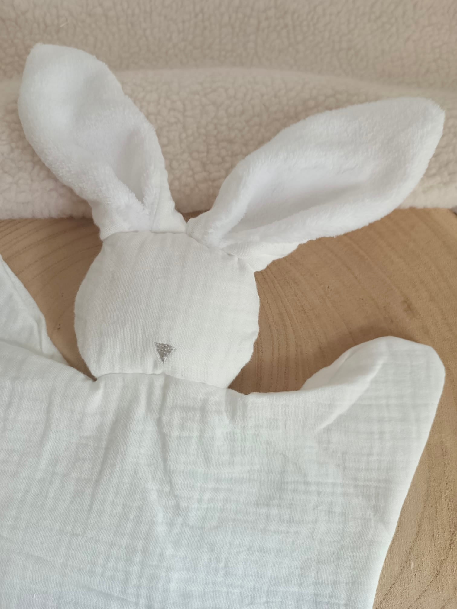 Doudou lapin avec oreilles polaire blanche en gaze de coton blanc