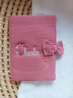Protège carnet de santé en gaze de coton framboise avec noeud - personnalisable -
