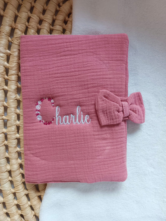 Protège carnet de santé en gaze de coton framboise avec noeud - personnalisable -