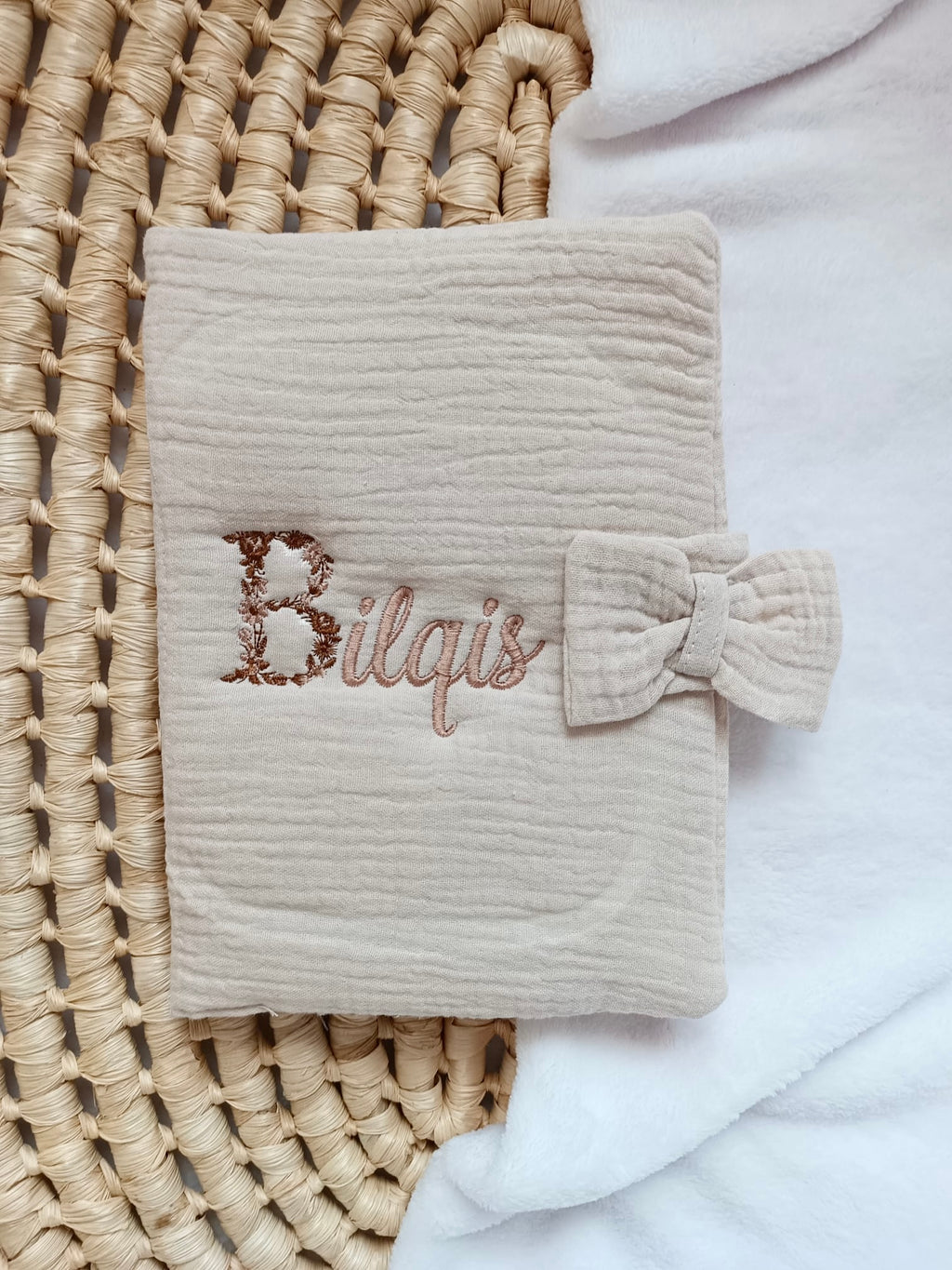 Protège carnet de santé en gaze de coton beige avec noeud - personnalisable -