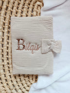 Protège carnet de santé en gaze de coton beige avec noeud - personnalisable -