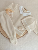 Ensemble complet beige/blanc pompons - plusieurs tailles - personnalisable -
