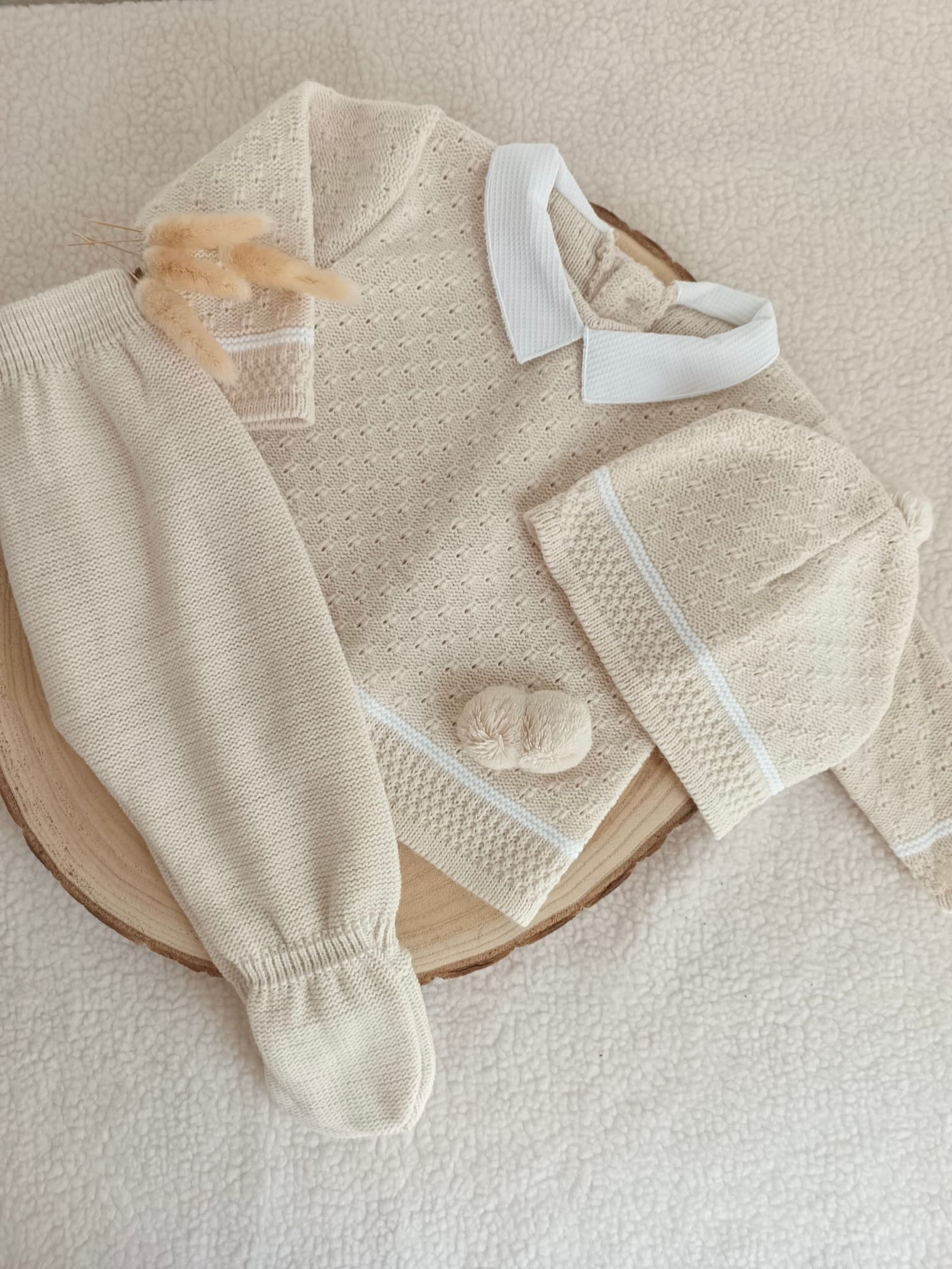 Ensemble complet beige/blanc pompons - plusieurs tailles - personnalisable -