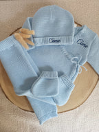 Tenue naissance 0/3 mois en maille bleu ciel - personnalisable