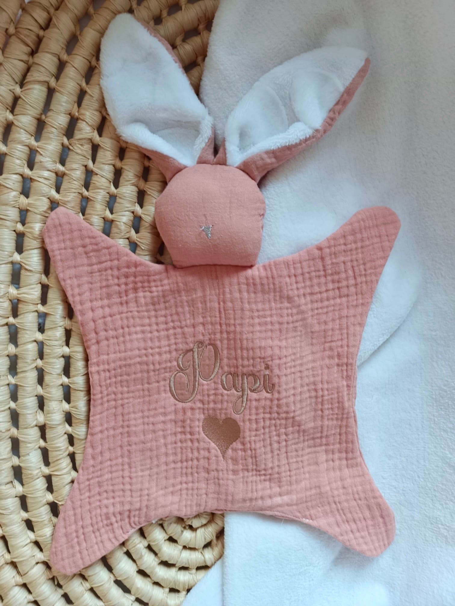 Doudou lapin avec oreilles polaire blanche en gaze de coton terracotta