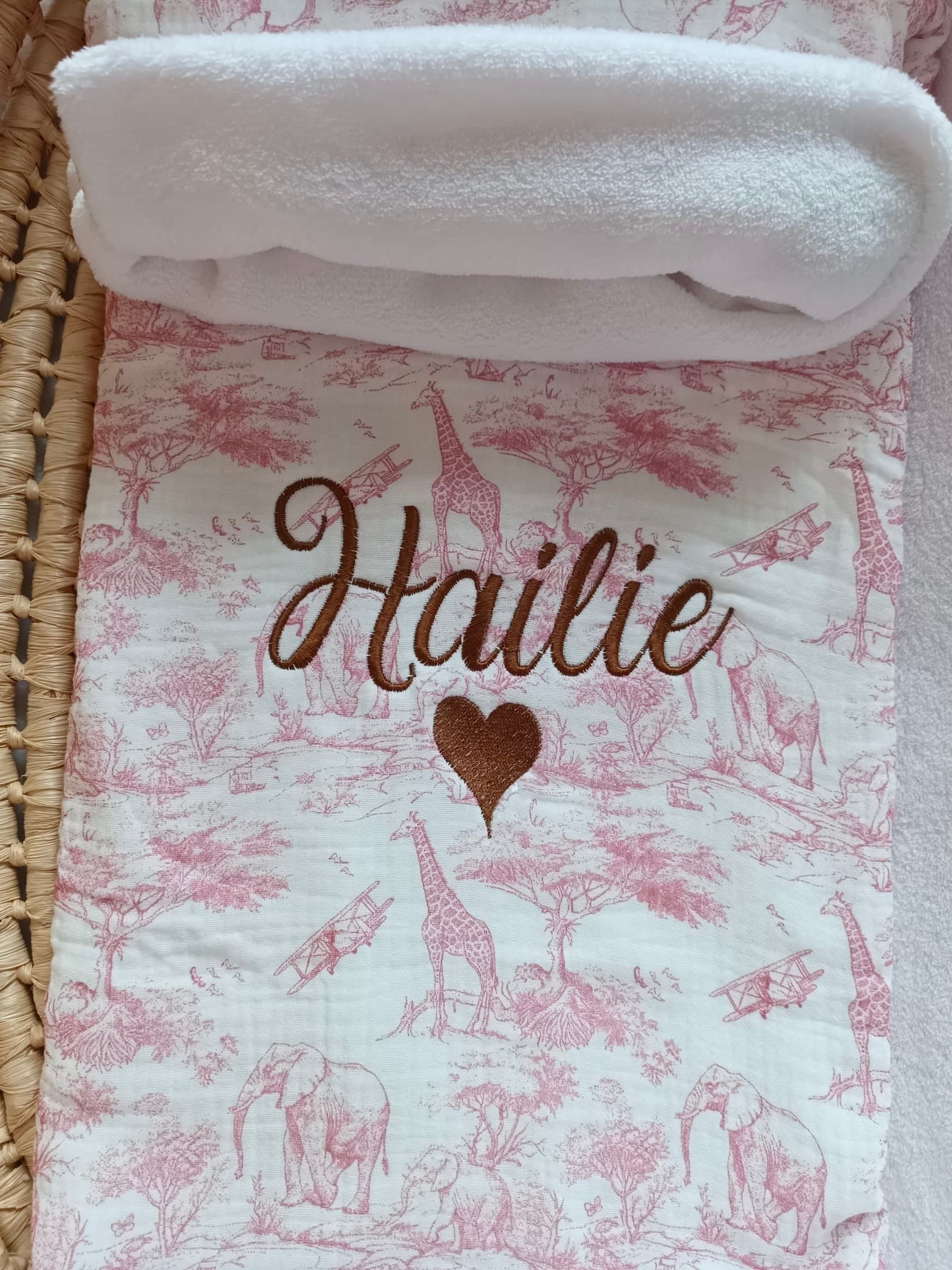 Couverture en gaze de coton safari tons rose/fushia et polaire blanc - personnalisable -