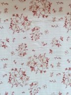 Couverture en gaze de coton et polaire fleurs de coton tons bordeaux/framboise