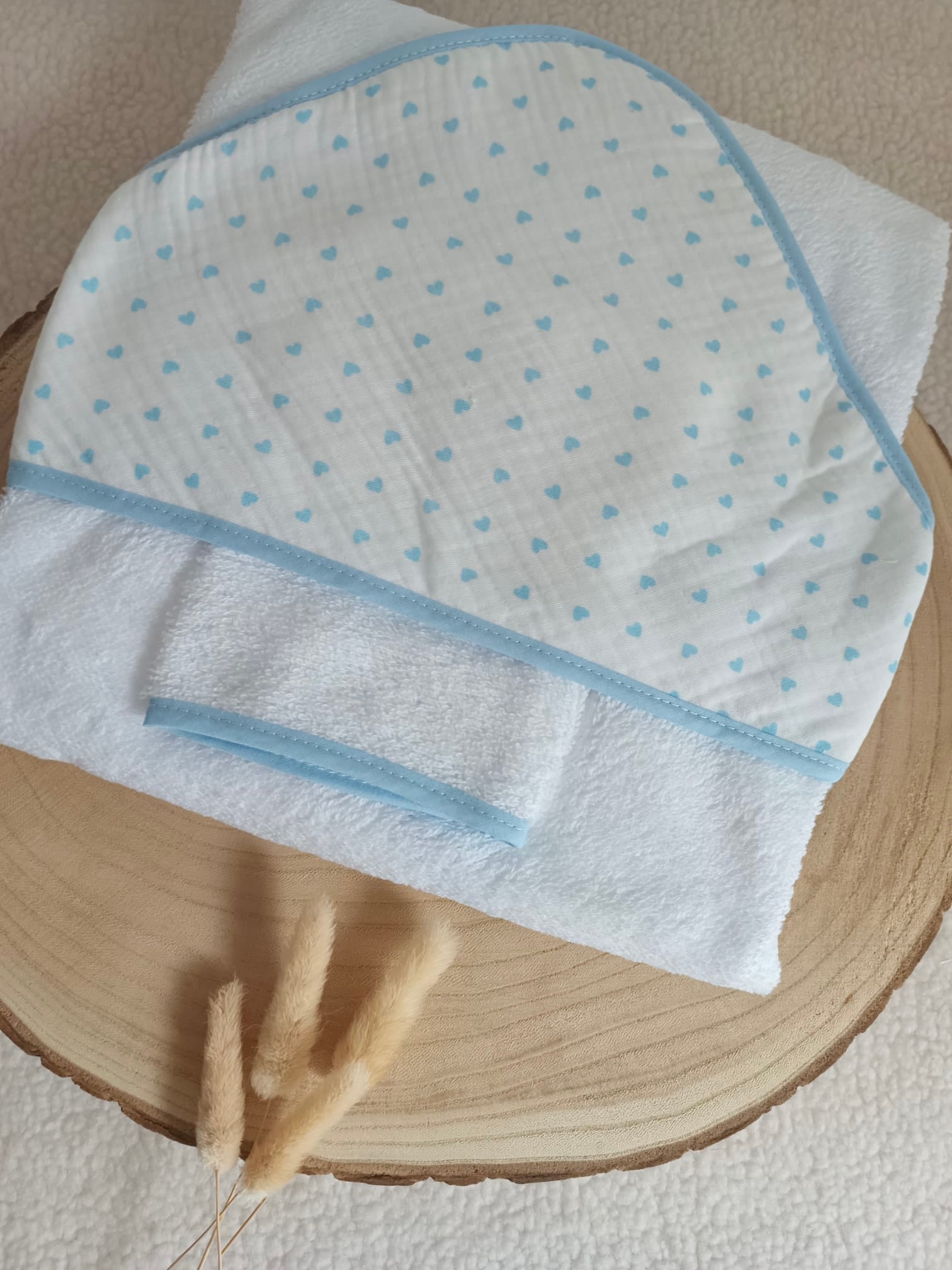 Cape de bain en gaze de coton cœurs bleu ciel - personnalisable -