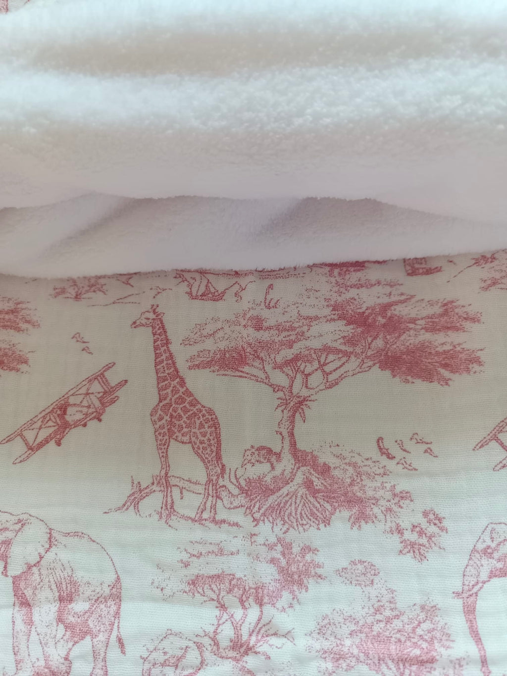 Couverture en gaze de coton safari tons rose/fushia et polaire blanc - personnalisable -