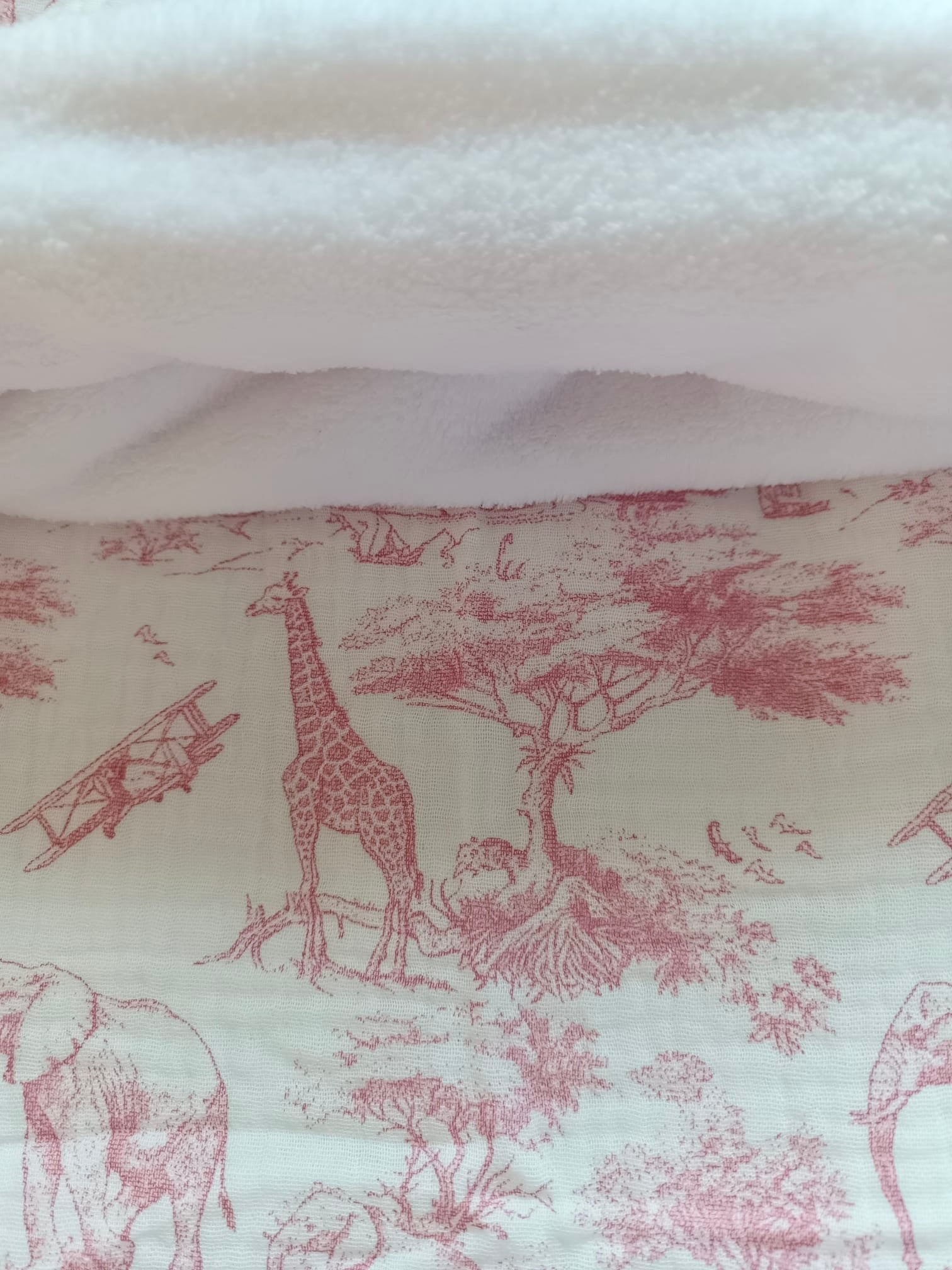 Couverture en gaze de coton safari tons rose/fushia et polaire blanc - personnalisable -