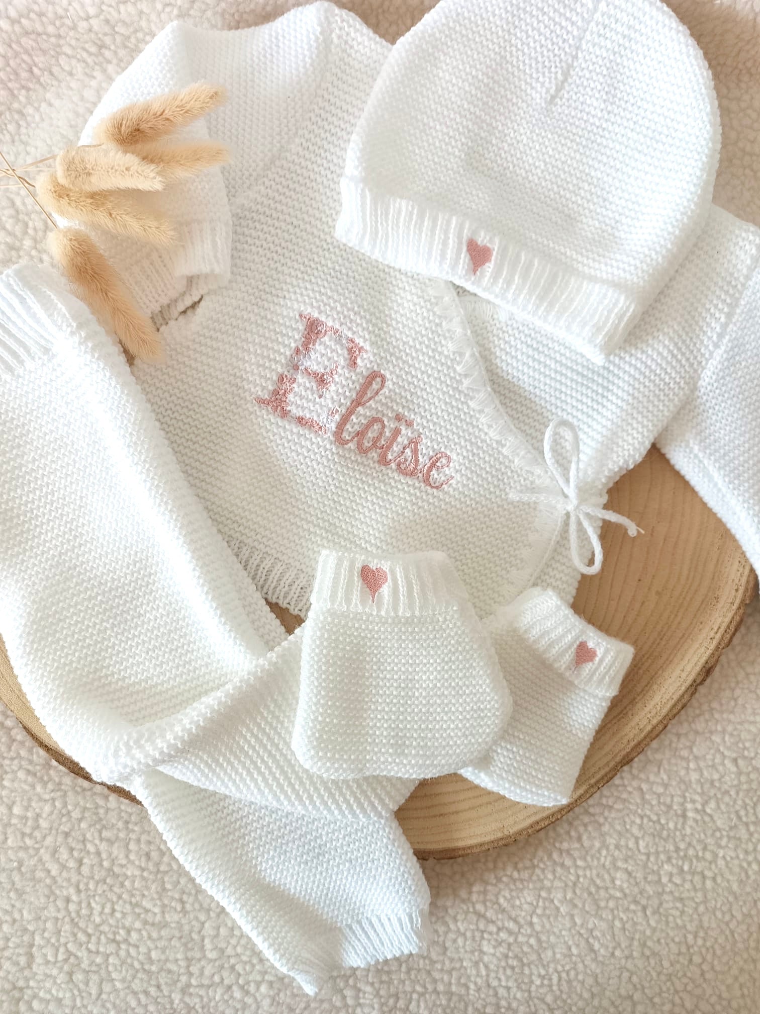 Tenue naissance blanc 0/3 mois - avec Lettre Fleuries à personnaliser + coeurs - personnalisable -