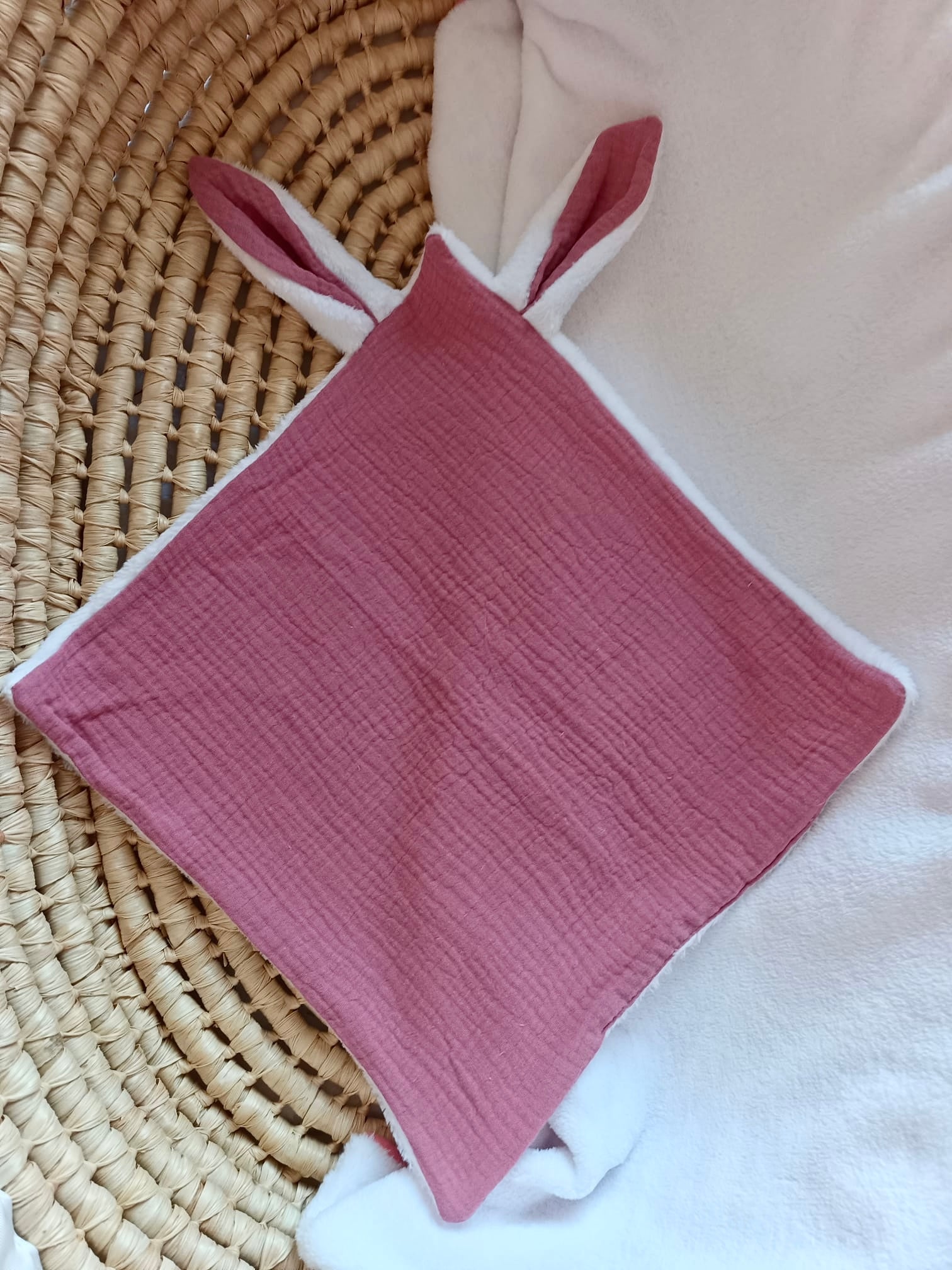 Doudou lange gaze de coton et polaire - framboise - personnalisable -