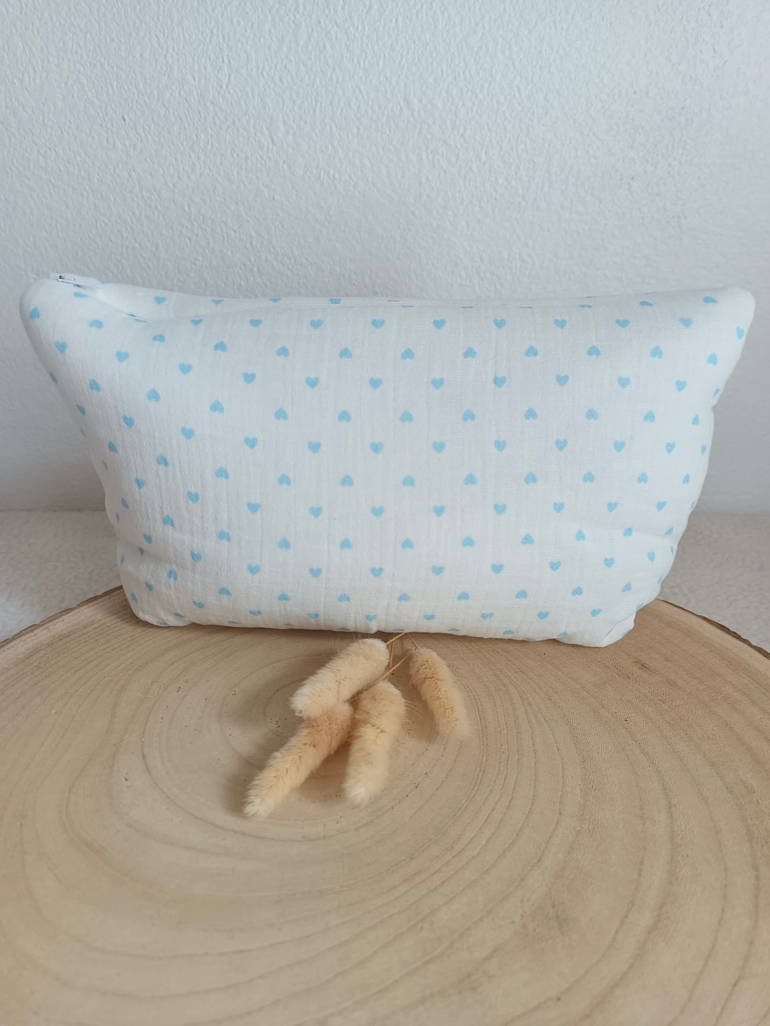 Trousse en gaze de coton coeurs bleu ciel - personnalisable -