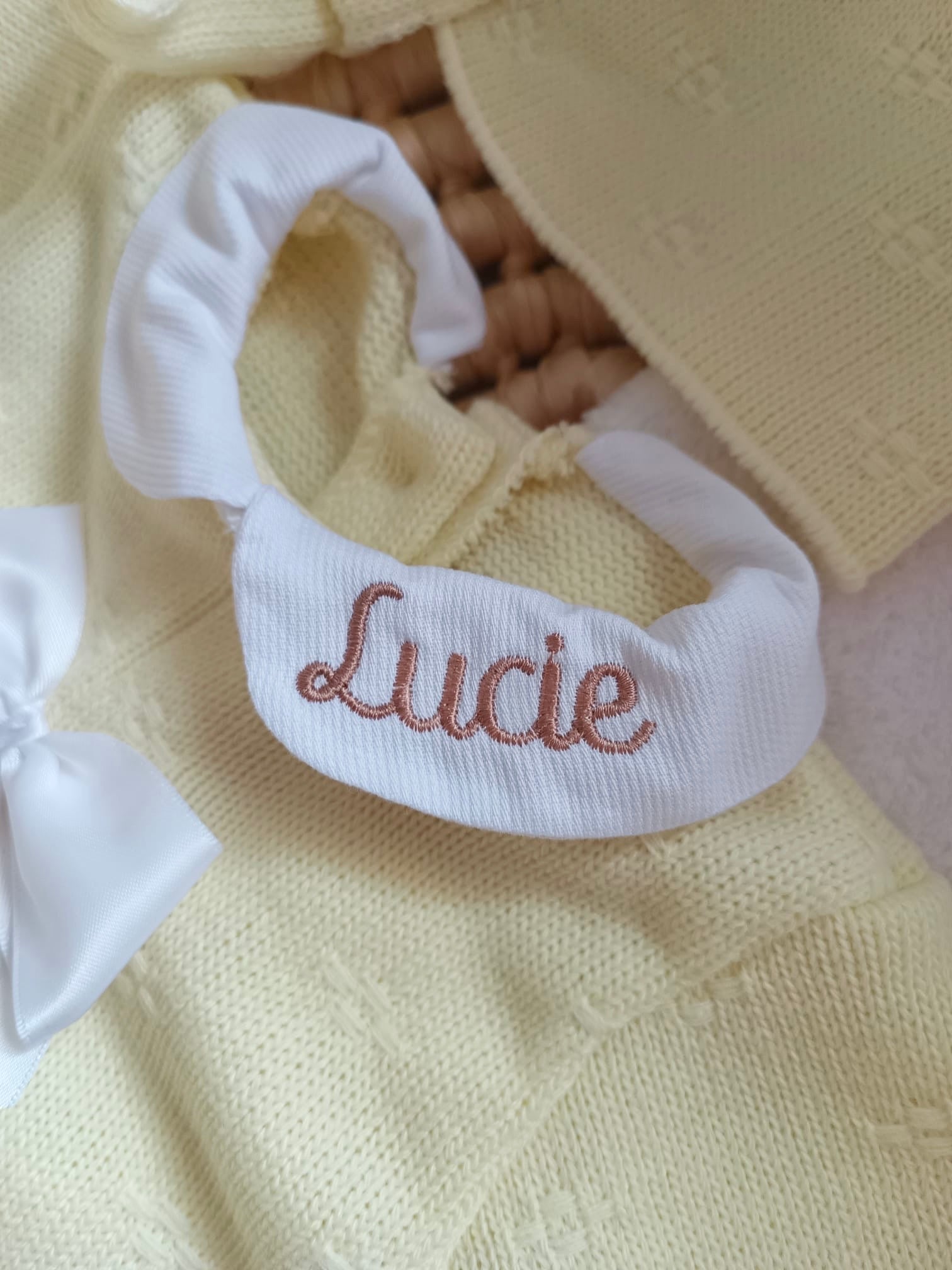Ensemble complet jaune avec noeud satiné blanc 0/3 mois
