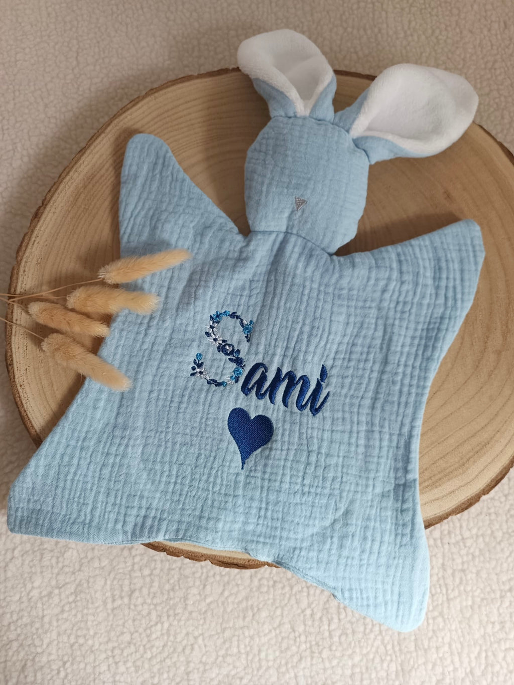 Doudou lapin avec oreilles blanche en gaze de coton bleu ciel
