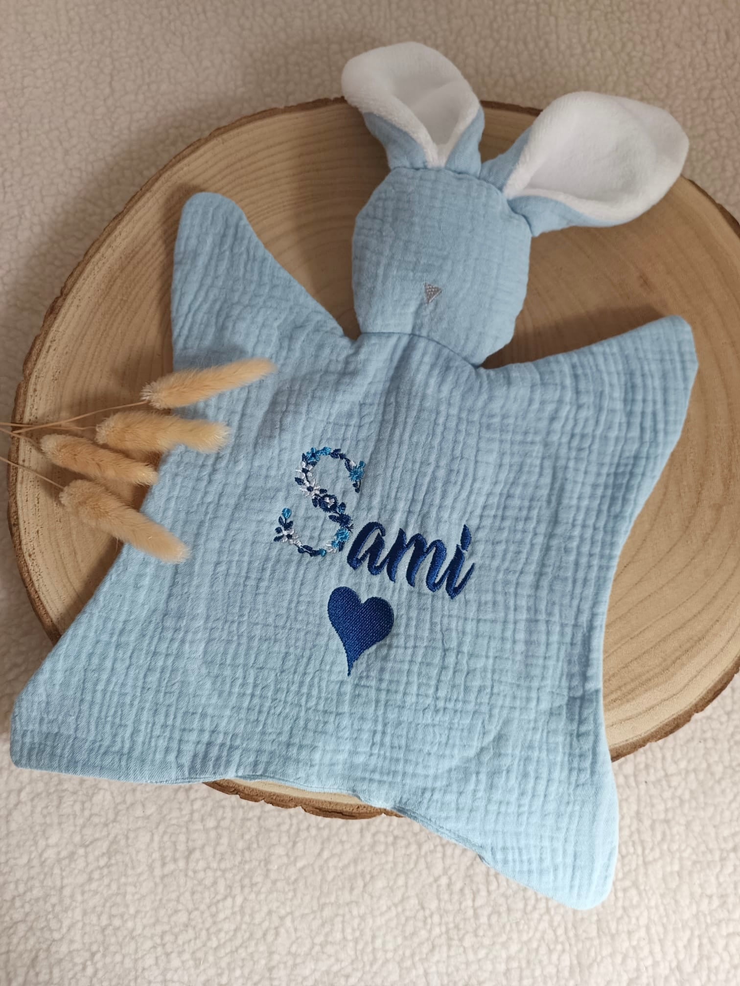 Doudou lapin avec oreilles blanche en gaze de coton bleu ciel