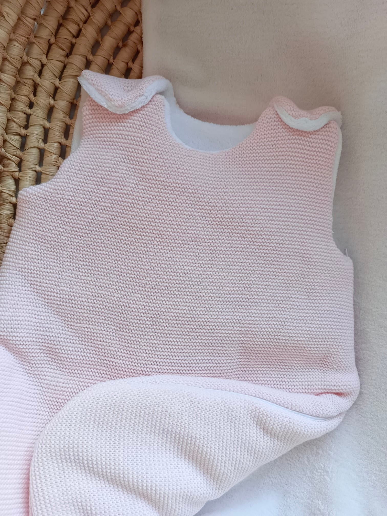 Gigoteuse molletonée en maille rose et polaire blanc - personnalisable -