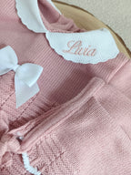 Ensemble complet vieux rose/blanc avec noeud satiné blanc 0/3 mois