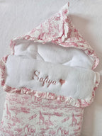 Nid d'ange en gaze de coton safari tons rose/fushia et polaire blanc -