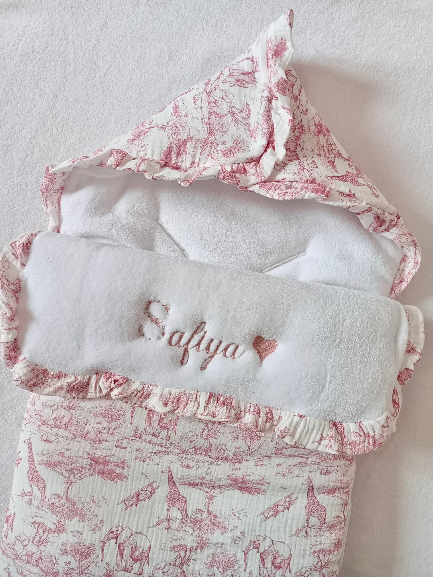 Nid d'ange en gaze de coton safari tons rose/fushia et polaire blanc -