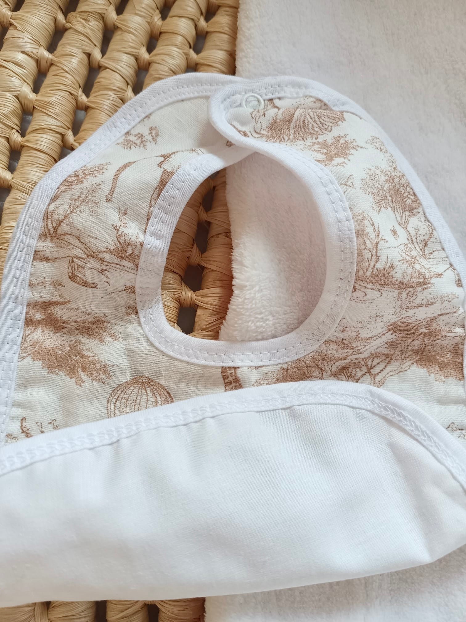 Bavoir en gaze de coton safari tons beige - personnalisable -