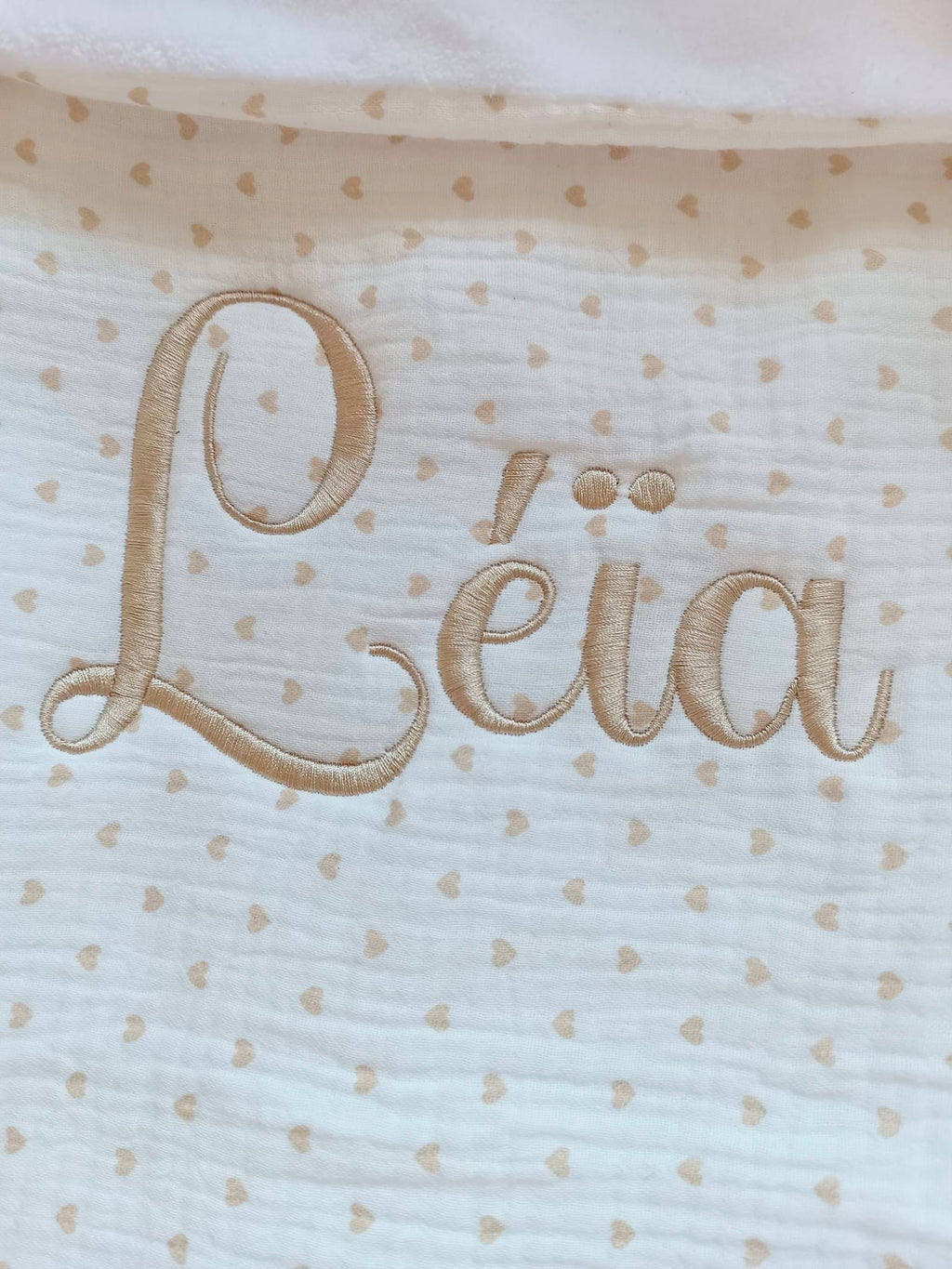 Couverture en gaze de coton blanc et polaire avec cœurs beige - personnalisable -