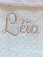 Couverture en gaze de coton blanc et polaire avec cœurs beige - personnalisable -