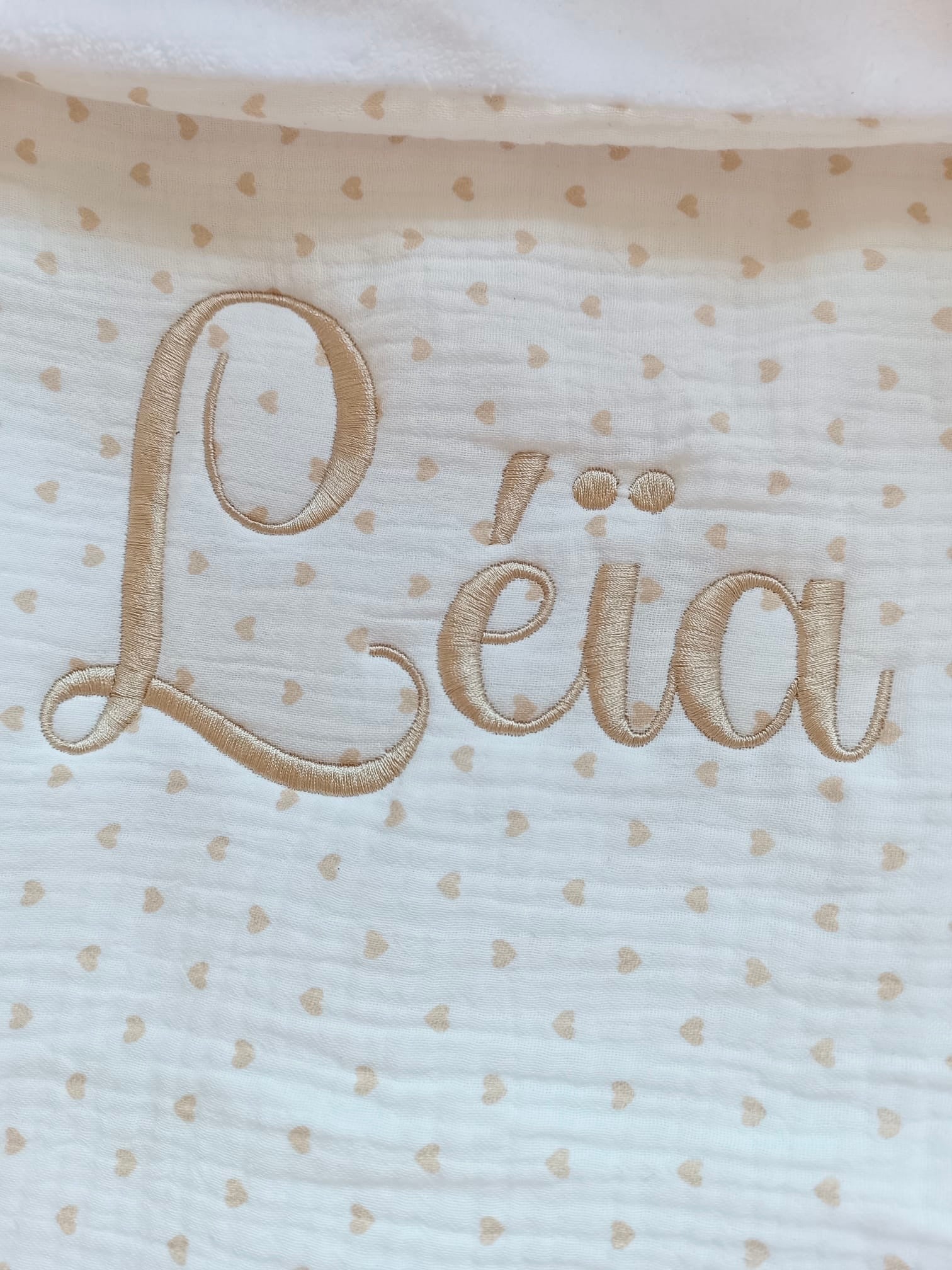 Couverture en gaze de coton blanc et polaire avec cœurs beige - personnalisable -