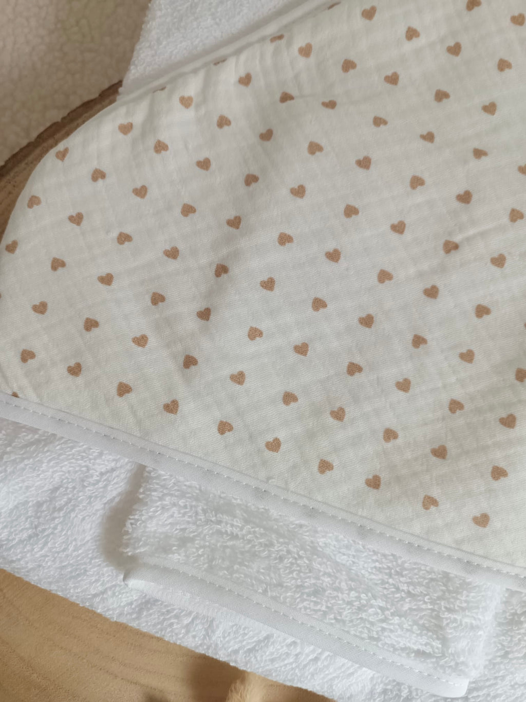 Cape de bain en gaze de coton cœurs beige - personnalisable -