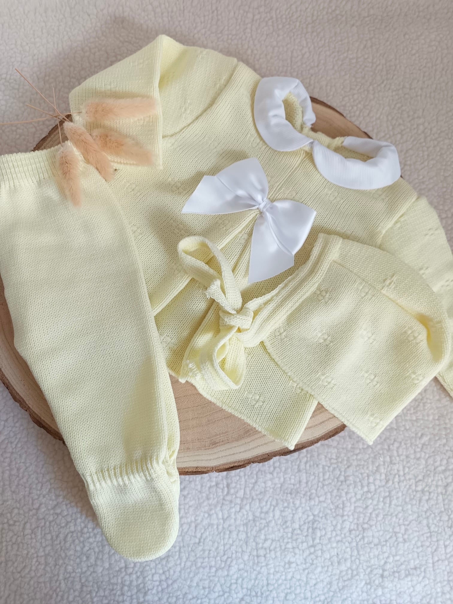 Ensemble complet jaune avec noeud satiné blanc 0/3 mois
