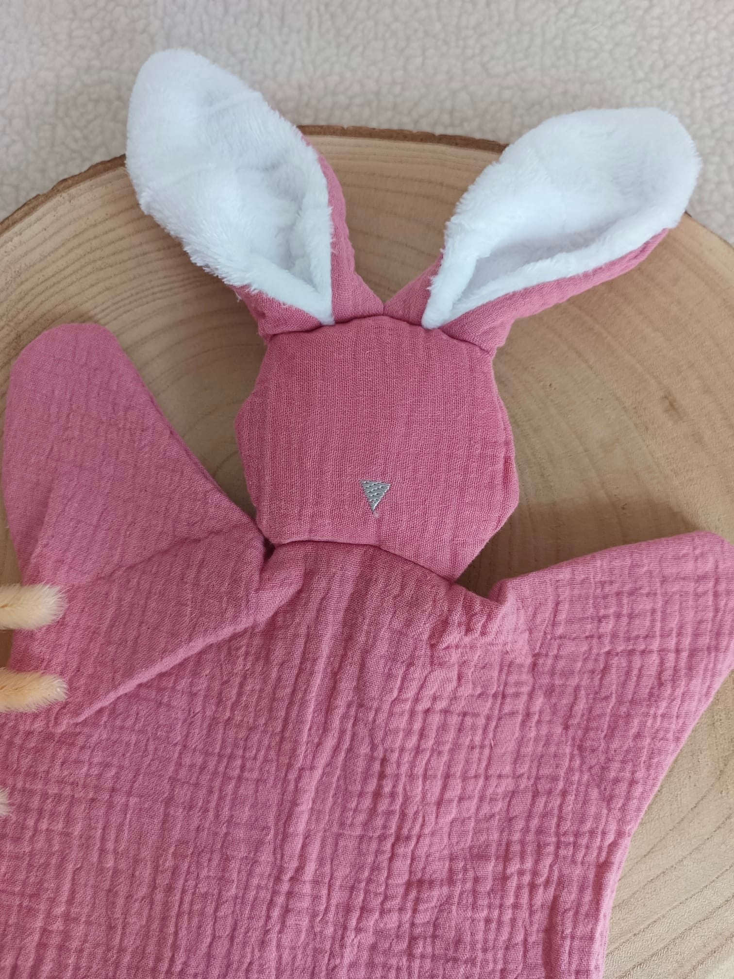Doudou lapin avec oreilles polaire blanche gaze de coton framboise