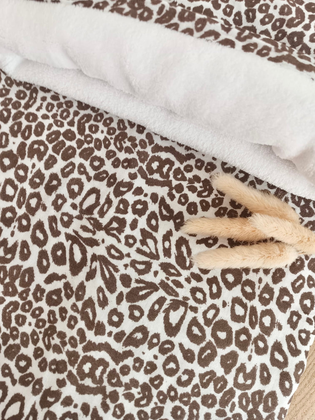 Couverture en gaze de coton et polaire blanc léopard