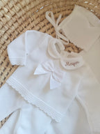 Ensemble complet naissance 0/3 mois, blanc avec détails et noeud satiné blanc