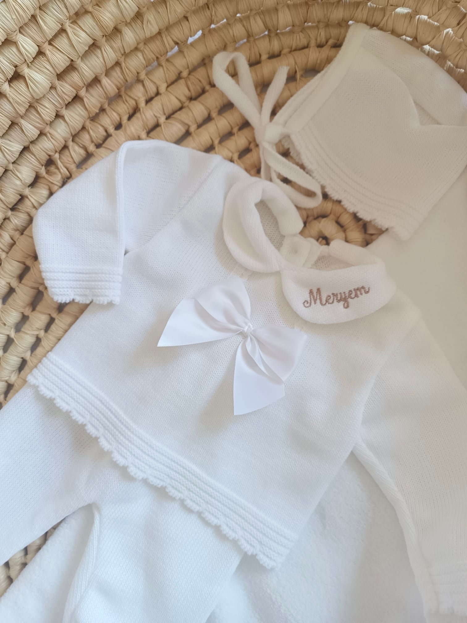 Ensemble complet naissance 0/3 mois, blanc avec détails et noeud satiné blanc