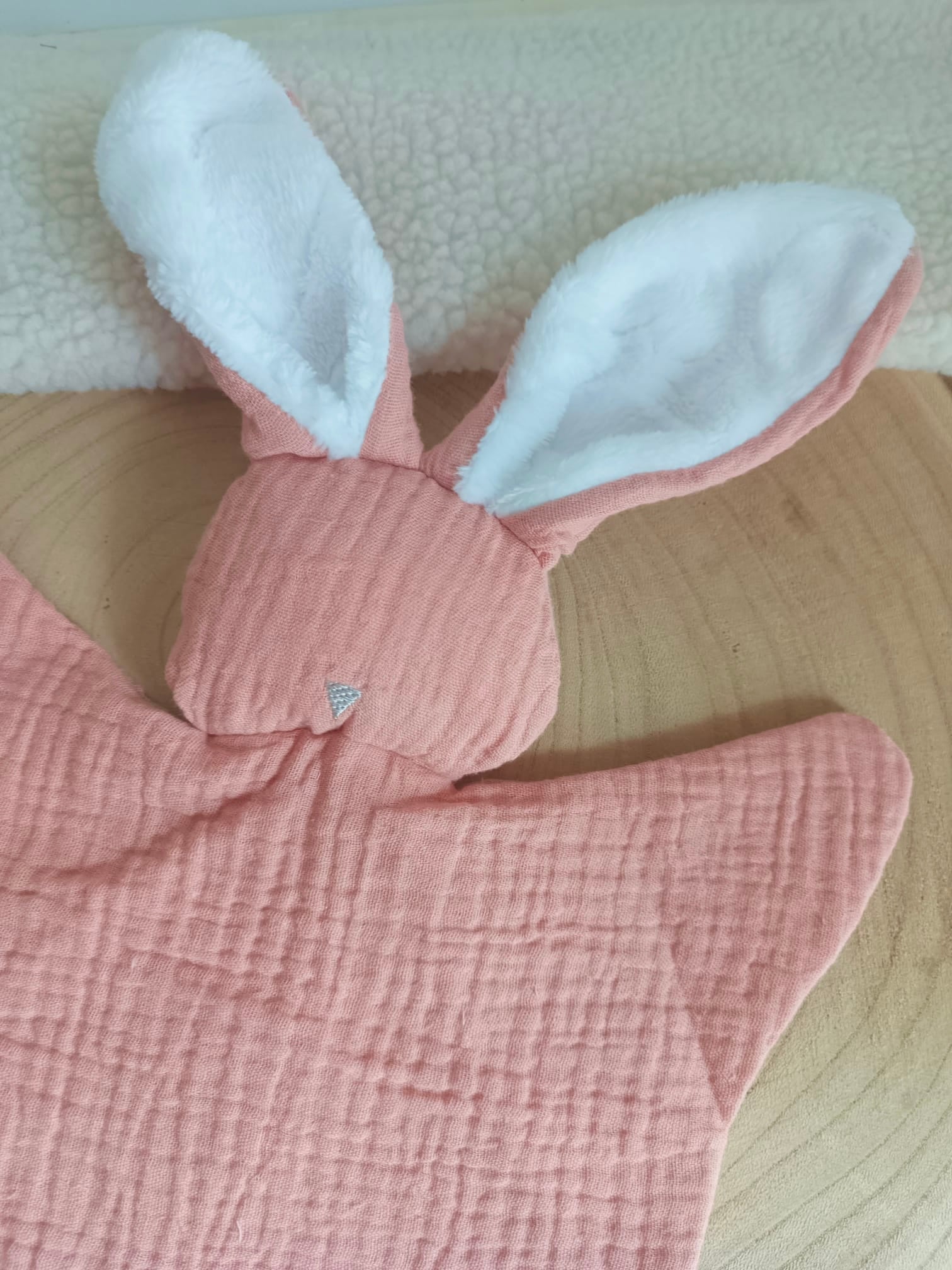 Doudou lapin avec oreilles polaire blanche en gaze de coton terracotta