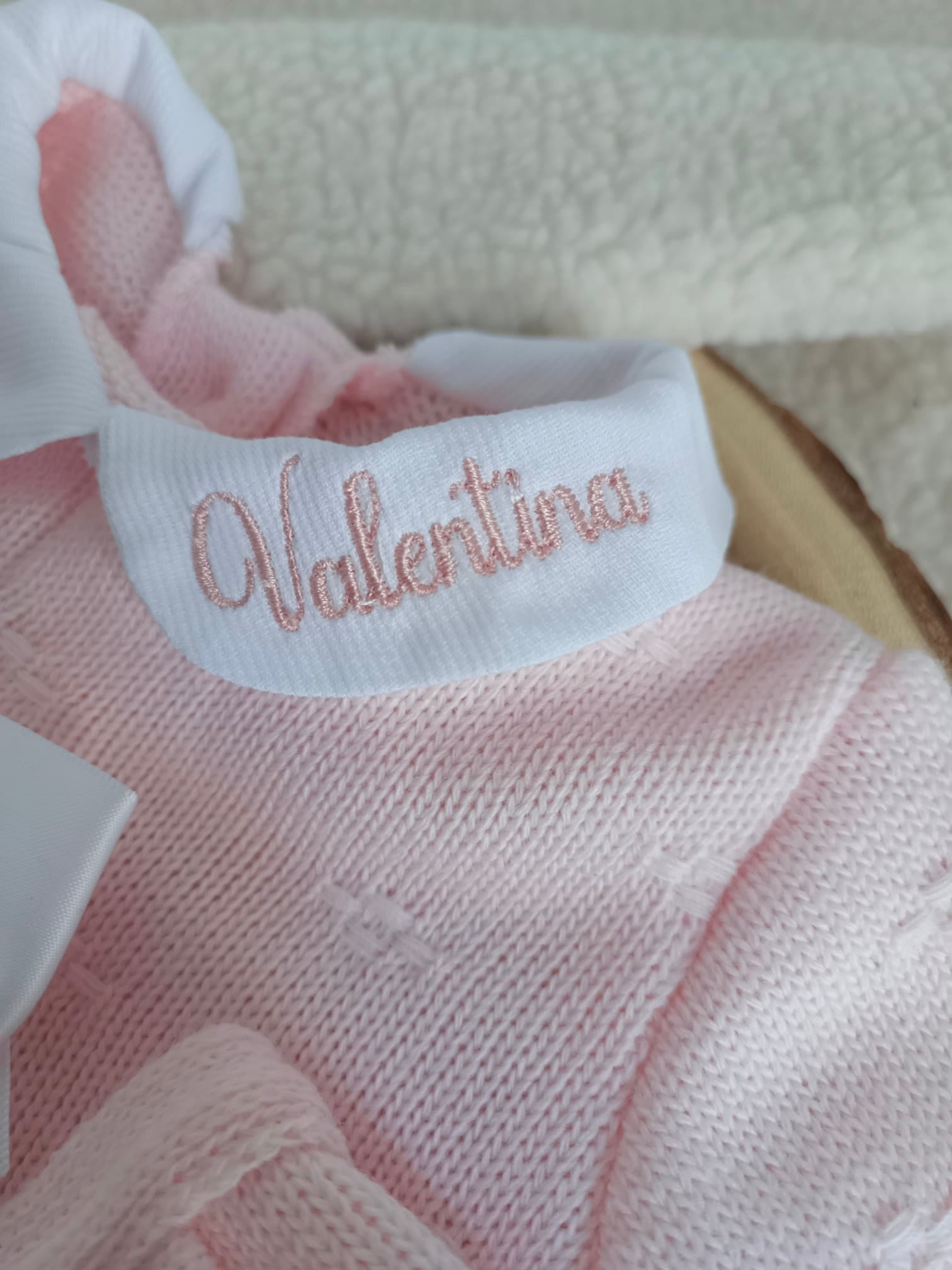 Ensemble complet rose avec noeud satiné blanc 0/3 mois