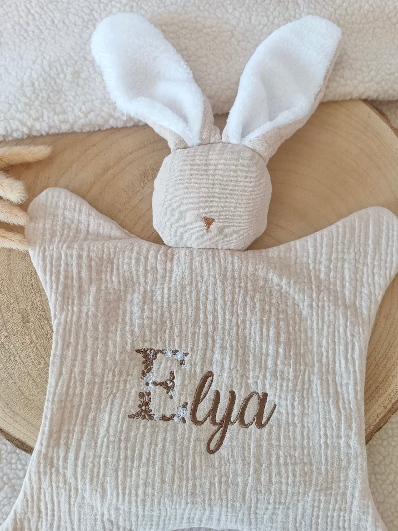 Doudou lapin avec oreilles polaire blanche en gaze de coton beige