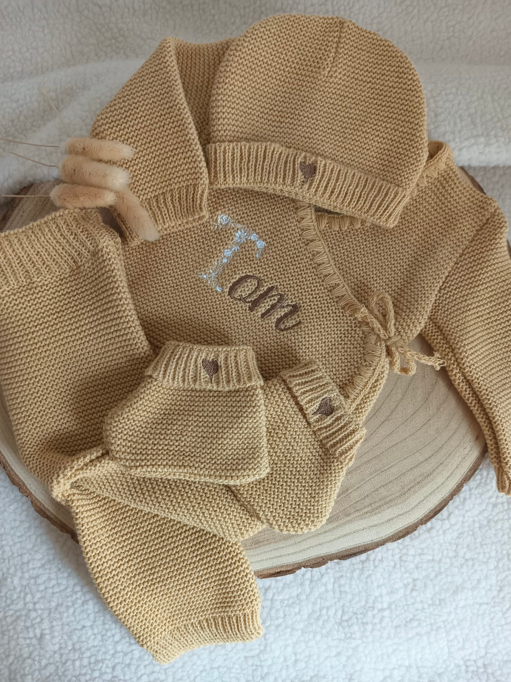 Tenue naissance camel 0/3 mois - avec Lettre Fleuries à personnaliser + coeurs - personnalisable -